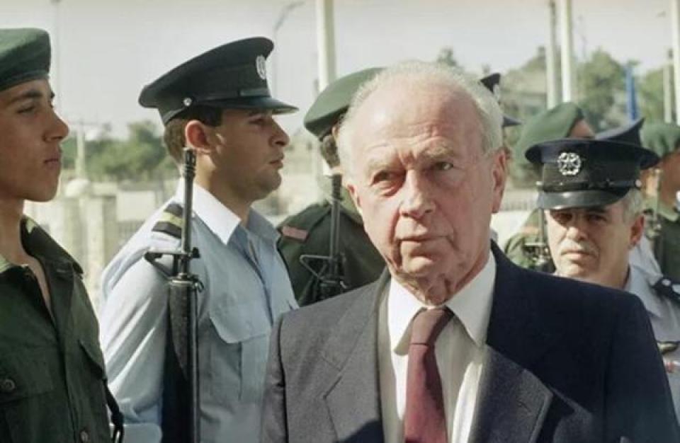 رابين في تسجيلات سرية: السلام مجرد تكتيك ودون المساعدة الأمريكية لا تستطيع إسرائيل الحفاظ على قوتها
كشف الجيش الإسرائيلي عن وثائق نادرة لإسحاق رابين بمناسبة الذكرى الثلاثين لاغتياله تعود لمرحلة ما بين حرب 1967 والانتفاضة الأولى، وتوضح جانبا من رؤيته للصراع العربي الإسرائيلي.