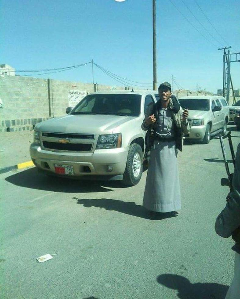 في تغريدة اليوم على حساب الإمام علي الخامنئي يقول : تمتلك جميع السفارات مراكز استخباراتٍ تُجمَع فيها معلومات عن البلد الذي هي فيه، ولكن ليست هنا الإشكالية؛ ففي 4 نوفمبر 1979، عندما سيطر شبابنا على السفارة الأمريكية، عثروا على وثائق تثبت أن السفارة هي مركزٌ للتآمر بهدف ضرب الثورة الإسلامية.
____

الحمد لله في اليمن بعد قيام ثورة 21 سبتمبر،قامت السفارة الأمريكية بإخلاء مفاجئ لموظفيها، بما فيهم السفير، تحت ضغط التطورات الأمنية، ومن ما تركه الدبلوماسيون الأمريكيون خلفهم: أرشيف دبلوماسي حساس،وثائق استخباراتية وأجهزة اتصالات وتجسس متطورة.

وهذه صورة أحد المجاهدين امام موكب السفير الأمريكي في العاصمة صنعاء 🇾🇪👋