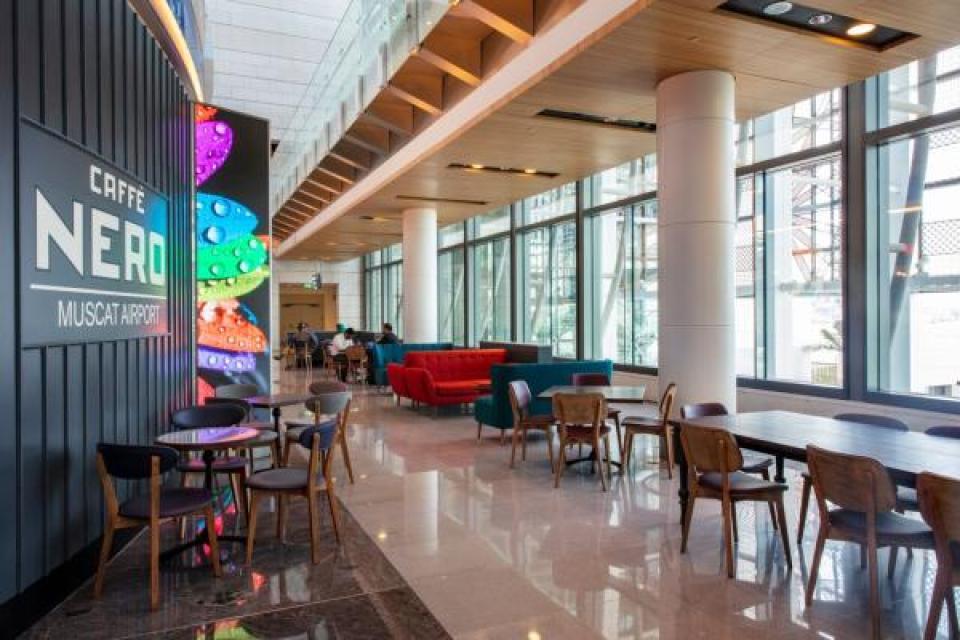 مطعم المطار ووجبة لا تنسى🍽️
جربت وجبة في أحد مطاعم مطار مسقط قبل السفر وكانت ألذ من المتوقع! حتى وأنا مستعجل على الطيارة، اللحظة الصغيرة هذه خلتني أشعر أن عمان تهتم بكل تفاصيل الضيافة، حتى في لحظات التوديع والترحال.