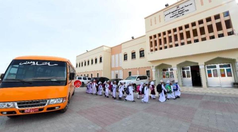 شنو رايكم بالمدارس الحديثة حقنا في عمان؟ والله الأمور تطورت كتير من زمان. فيه مختبرات علمية، مكتبات حلوة، وقاعات رياضة ما شاء الله عليها. الطالب واليوم ما يقول ما فيه إمكانيات، كل شي موجود الحمد لله. لازم نشجع الوالدين يبعثوا أولادهم للمدارس حق الحكومة لأنها بشتغل بهمة. أمين يا رب 🏫"