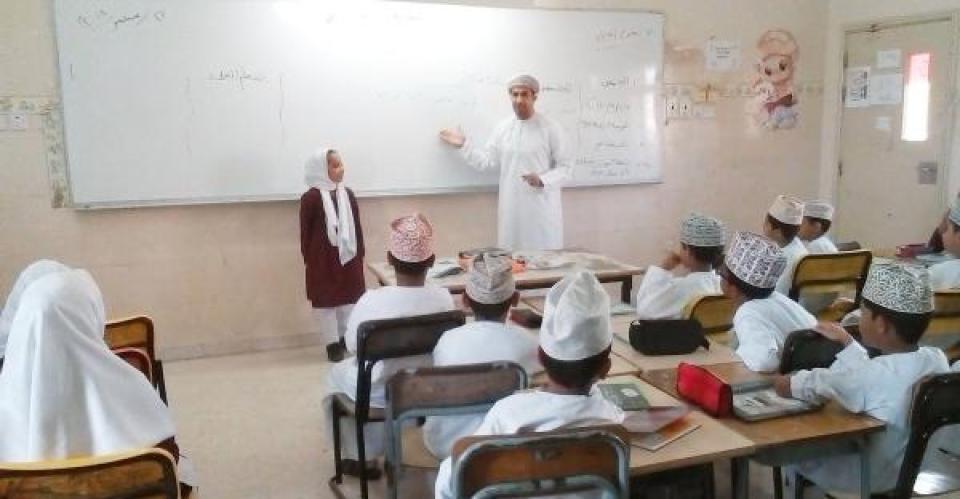 "والله ما يصير نسيان المعلمين والمعلمات حقنا، يروحون الشغل بأول الفجر ورايحين برايحهم من بعد الظهر. يهتمون بالطالب ما شاء الله عليهم، يشرحون الدروس مرات ومرات لين يفهم الطالب. هذا هو الحب الحقيقي والعطاء، يا إخوان. المعلم هو بناء الدولة والمستقبل. الحمد لله على معلمين مثل هذيك في سلطنتنا الغالية. حفظهم الرب جميعاً 💪"