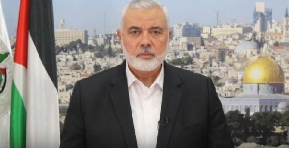 تقدير موقف:
حصيلة زيارة نتنياهو الى واشنطن: تنسيق عمليات اغتيال القادة بين المخابرات الأميركية والاسرائيلية بما يسمح بتمرير اتفاق في غزة مع اعلان النصر وتجميد الانسحاب الأميركي من سورية والعراق- هذا هو التصعيد الذي حذر منه الرئيس الروسي فلاديمير بوتين قبل صاروخ مجدل شمس - هذا يؤكد ان الصاروخ كان مدبرا ومبرمجا لتمرير ضربة الضاحية - الآن محور المقاومة أمام قرار حرب - ايران استهدفت عاصمتها ولبنان استهدفت عاصمته - عاصمة مقابلة يجب ان تكون في عين الاستهداف - المطلوب الابتعاد عن النقاش السخيف الذي يراد ادخالنا فيه حول اجراءات الحماية ونظرية التفوق الاسرائيلي الاستخباري - الاصطفاف وراء مقاومتنا حتى النصر هو خيارنا والوقت ليس لتفلسف مدعي الخبرة والفهم - في الساحة حرب وعلى الانسان تحديد في اي جبهة يقف - في الحرب يقتلوننا ونقتلهم والحرب ليست نزهة- اشحذوا الهمم ورصوا الصفوف ولا يفل الحديد الا الحديد - بانتظار كلمات سيد المقاومة وصواريخ ايران واليمن والمقاومة من كل اتجاه - رحم الله القادة الأبطال - ارادوها حربا مفتوحة فلتكن حربا مفتوحة. - ناصر قنديل