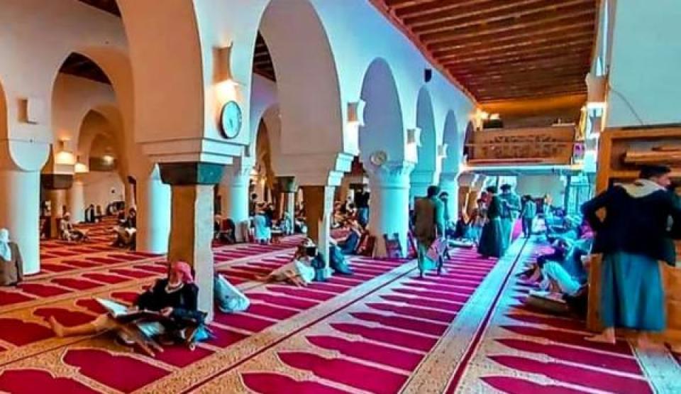 لجامع الكبير في صنعاء القديمة… رمزٌ للفخر والتاريخ. تأسس في عهد النبي محمد عليه الصلاة والسلام، وصار اليوم قلب المدينة النابض بالإيمان والعلم. في كل ركن فيه تشعر برائحة الماضي وبسَكينة المكان، فهنا يجتمع أهل البلد للصلاة والدعاء وتلاوة القرآن. جمال هندسته وزخارفه البديعة تحكي للعالم عن حضارة صنعاء وروح أهلها الأصيلة.