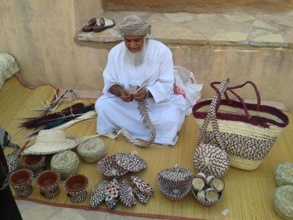 الحرف اليدوية العمانية رمز الأصالة، حتى قطعة صغيرة فيها روح أجدادنا وفنهم العريق.