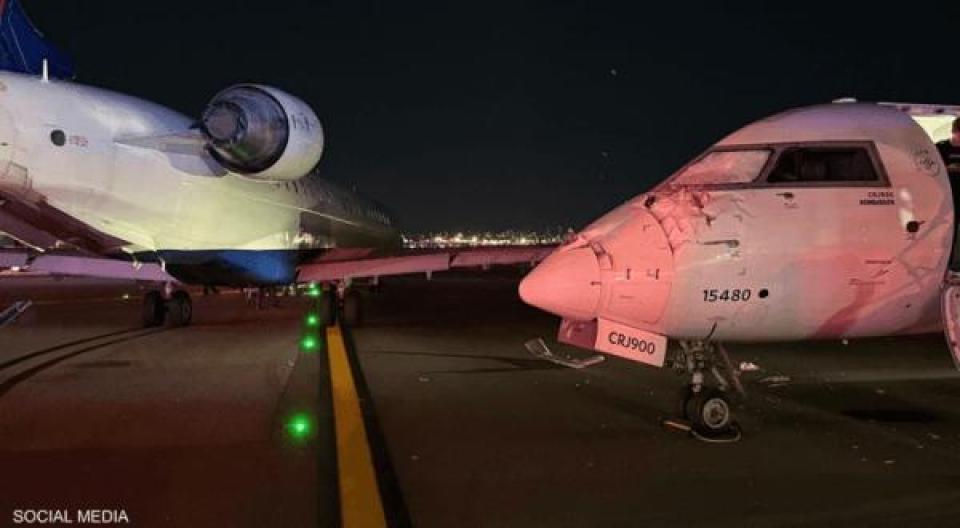 في حادث وصف بـ"الغريب"، شهد مطار لا غارديا في نيويورك، تصادم بين طائرتين تابعتين لشركة "دلتا"، أسفر عن إصابة طفيفة لمضيفة طيران، دون تسجيل أي إصابات بين الركاب.