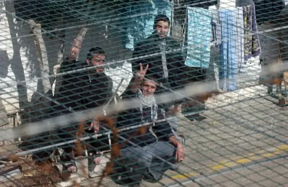 مركز فلسطين لدراسات الأسرى: محاكمة جنود الاحتلال بتهم الاغتصاب "عملية تضليل"
وصف مركز فلسطين لدراسات الأسرى تقديم خمسة جنود إسرائيليين للمحاكمة بتهم ارتكاب جرائم اغتصاب بحق الأسرى والأسيرات الفلسطينيات بأنه "عملية تضليل للرأي العام الدولي".