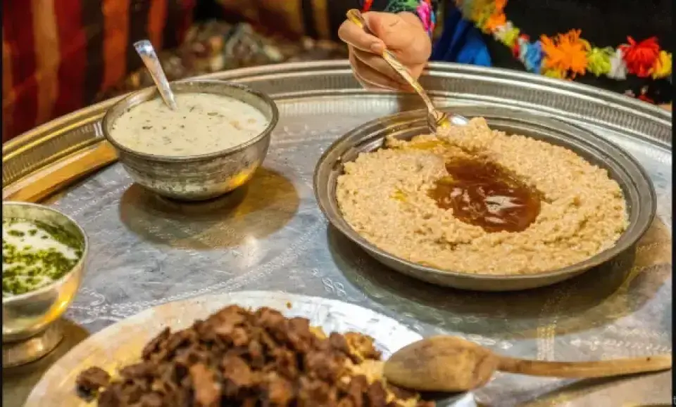 تجربة الأكلات العُمانية القديمة تحمل روح المكان والعائلة. شاركنا صورة أو فكرة عن طبق تقليدي تحبّه أو جربته لأول مرة هذه الفترة. وش كانت النكهة أو الذكرى المرتبطة به؟ 🍲🏡 #مذاق_البيت