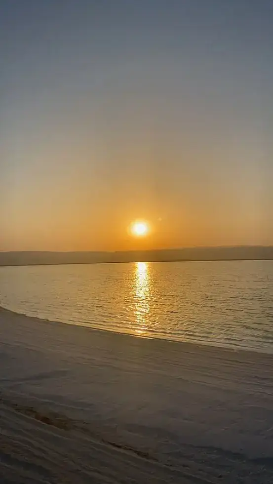 أحياناً صورة غروب بسيط تغيّر مود اليوم كامل. 
#لحظة_غروب