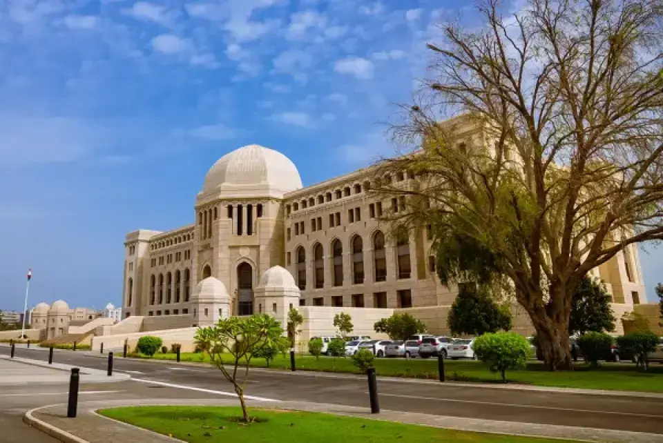 في عمان، قوة المجتمع تبدأ من قوة القانون وثقة الناس في عدالته. لما المواطن يحس إن حقه ما يضيع، تزيد المسؤولية، ويقل الاستهتار، ويتشجع الواحد يطالب بحقه بالطريقة النظامية بدل الفوضى. خلونا نرسّخ ثقافة احترام الأنظمة والرجوع للجهات المختصة بدل التعميم في السوشال ميديا.
#القضاء_العماني #ثقافة_قانونية