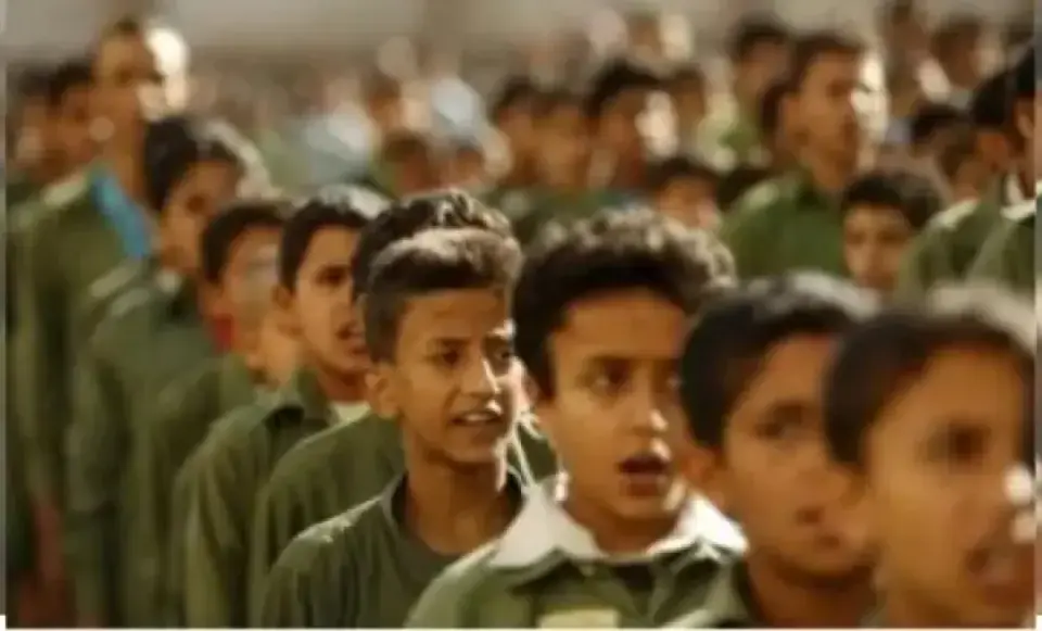 أحيانًا أشتاق لطابور الصباح في مدرسة الحارة باليمن، البرودة الخفيفة، وصوت الإذاعة المدرسية يخربط بين الخوف من المدير وضحكة الأصحاب جنبك. كانت في حصص ننتظرها بشغف بس عشان القعدة مع الزملاء، مو عشان الدرس نفسه.