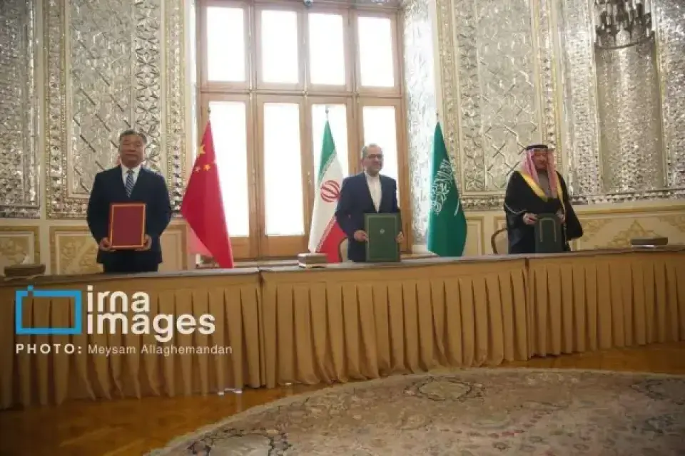 #اليــــــ♥ـــــمن#

اتفاق إيراني سعودي برعاية صينية في اجتماع طهران الثلاثي المنعقد اليوم:  الاتفاق دعم الحل السياسي الشامل في اليمن بناء على المبادئ المعترف بها دوليا وتحت إشراف الأمم المتحدة.

ينص. الاتفاق على ما يلي 

ـ  التزامهما بتنفيذ اتفاق بكين بكامل بنوده 
ـ  السعي لتعزيز علاقات حسن الجوار
ـ احترام سيادة الدولتين ووحدة أراضيهما واستقلالهما وأمنهما 
ـ  توسيع التعاون الاقتصادي والسياسي
ـ ادانة العدوان الإسرائـ يلي وانتهاك أراضي إيران
ـ  دعم الحل السياسي الشامل في اليمن 
=================