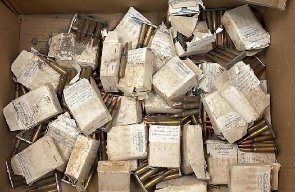 إسرائيل.. العثور على مخبأ أسلحة من صناعة معامل الدفاع أيام النظام السوري السابق (صورة)
أعلنت الشرطة الإسرائيلية العثور على مستودع للذخيرة مصدرها سوريا قرب بساتين بلدة مجدل شمس شمالي الجولان السوري، من إنتاح مؤسسة معامل الدفاع التابعة للجيش السوري السابق.