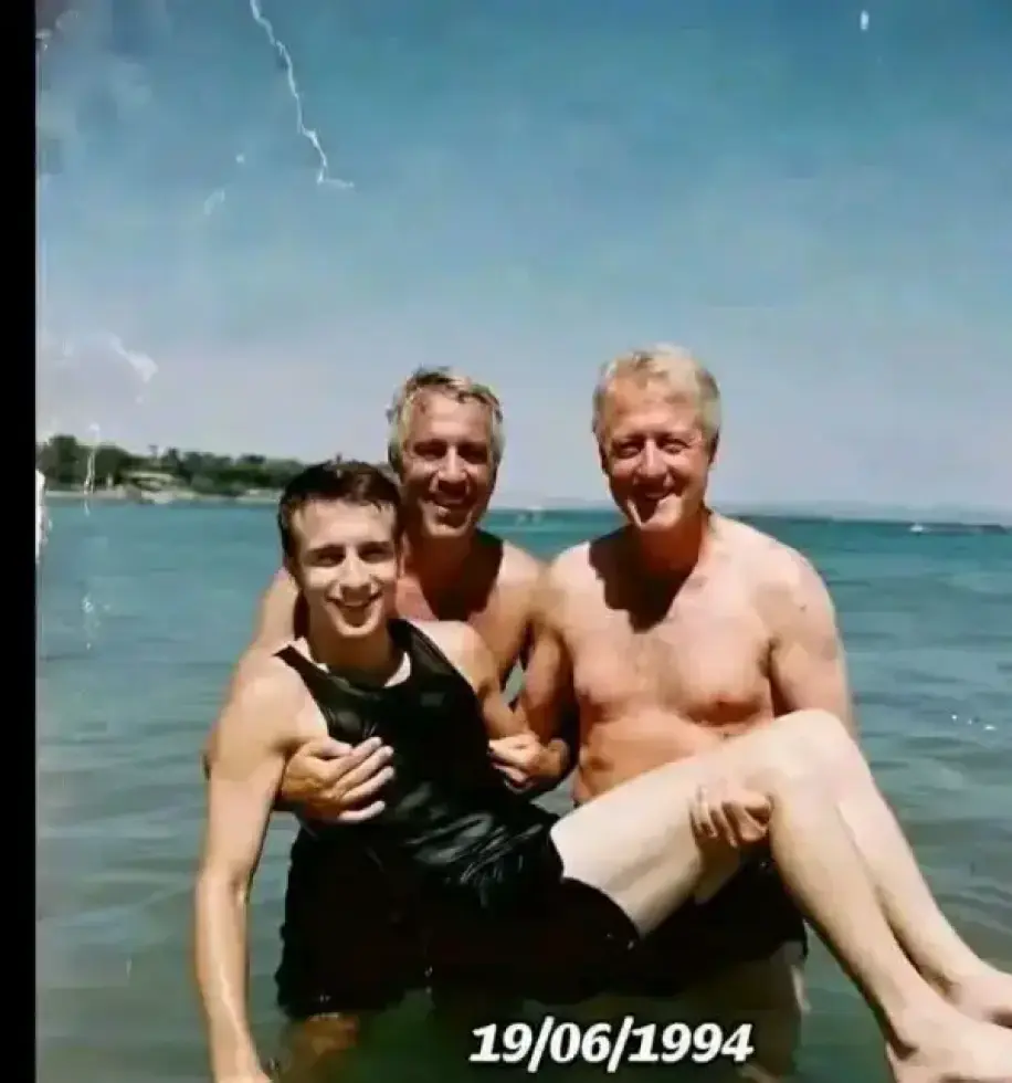 جزيرة جيفري #ابيستن كما يبدو كانت محطة إجبارية للمرور مثلما يعرف ب استار اكاديمي مثلاً..كانت متخصصة للتأهيل لكل عشاق الثروة و الشهرة والسلطه ويتم تنفيذ برامجها وفق خطة جهنميه صههيونية ماسونية محكمه لذلك اوقعت معظم #المشاهير وتم توثيقهم بالصوت والصوره في أوضاع مخله بالآداب والاحتفاظ بها لديهم ومن ثم دعم الضحية للوصول الى المركز المرموق الذي يطمح إليه..كذلك مما يدل او يؤكد انها صناعة ماسوصهيونيه
لو تلاحظوا انه لا توجد صور لنتن ياههو وقادة اخرائيل او تهديدات من فضيحة ابيستين الا ما ندر من المتقاعدين لذر الرماد على العيون🥲😛
السؤال:- تخيلوا لمن تعود الصوره هذه مع جيفري ابيستن وبيل كلينتون.. أنه رئيس حالياً لدولة يقال عنها عظمى ونشر ترامب الصورة مهددا له ببث الفيديو لو تمادى في إزعاجه كثيراً بالمواقف والتصريحات.🤔🤫🤭🤗