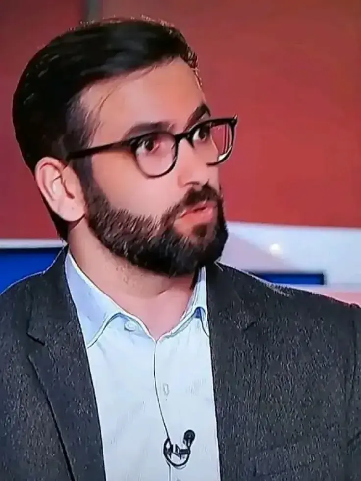 شاهدتم هجومه الشرس على الضيف الأمريكي؟!

يعجبني في حسن أحمديان أن مع محللي أمريكا يتكلم بشدة وعنف بينما كلامه مع العرب حتى عندما يقاطعونه برحمة ويخاطبهم "يا دكتور"

أشداء على الكفار رحماء بينهم