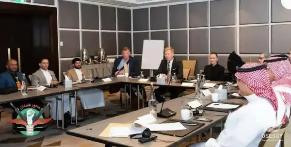 قد تكون عودة السعوديين لطاولة المفاوضات مع صنعاء بعـد طول مراوغه واختلاق الأعذار لتمديد الهــدنة لورقــه خبيثه فشلت فشلاً ذريعاً خطط لها التحالف معتقداً ان التركيز  للإجهــاز على النظام الإيراني وتغييره سيسهل سقوط صنعاء وبقية المحور  .. وعندما فشلوا الأن يعودون للمراوغه من جديد باستخدام شعرة معاوية للشد والجزر وابداء حسن النيه وبعدها يماطل امام متغيرات قد تستجد وهكذا دواليك ..