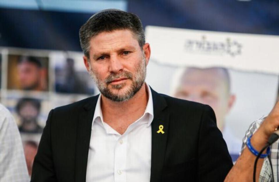 سموتريتش يهاجم السعودية مجددا ويعلق على تصريحه المهين بحق المملكة
وفي اجتماع كتلة حزب "الصهيونية الدينية"، أشار رئيس الحزب، الوزير بتسلئيل سموتريتش، إلى تصريحه المهين بحق السعودية قائلا: "حسناً، كان لدي تصريح غير موفق، ويا للأسف لقد أهنّا السعوديين. أين المشكلة يا ترى؟ أين كنتم عندما كان السعوديون، لمدة عامين، يتهمون جنود الجيش الإسرائيلي بالإبادة الجماعية والتجويع؟ عندما كانوا يدعمون الإجراءات ضد إسرائيل في المحاكم الدولية وأوامر الاعتقال ضد رئيس الوزراء ووزير الدفاع؟" وفق قوله.