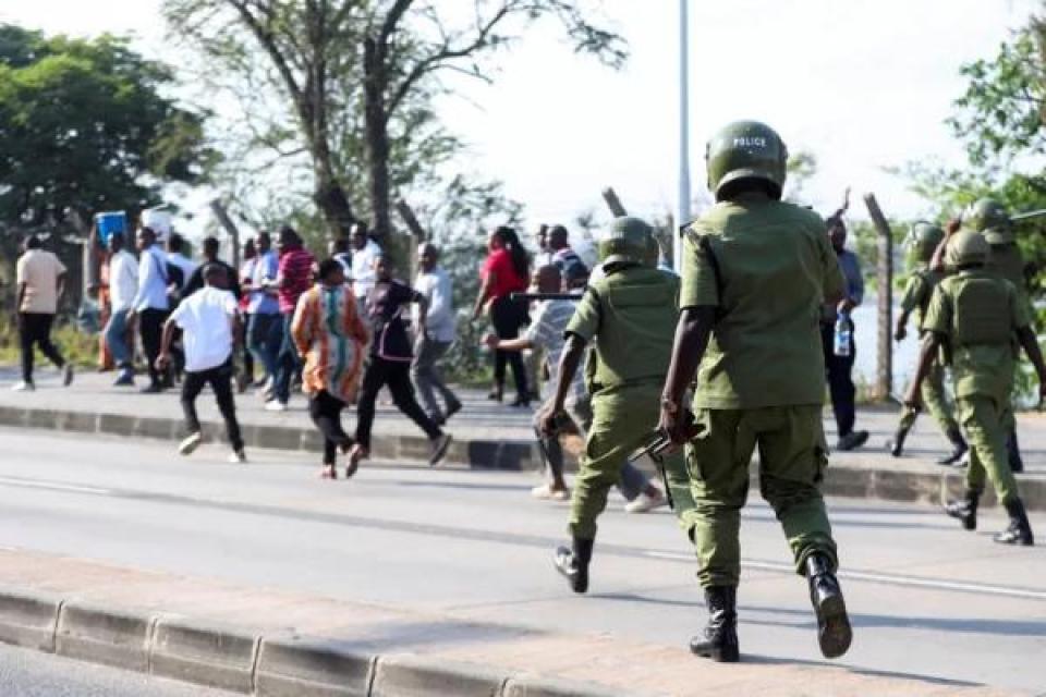 الشرطة التنزانية تفرق متظاهرين يحتجون على محاكمة زعيم المعارضة عن حزب "تشاديما"، توندو ليسو، بمدينة دار السلام، تنزانيا (رويترز)